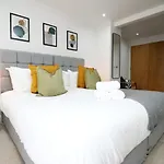 No 1 Under The Clock By Ssw - 1Br, Right In The City Centre, Sleeps 4
