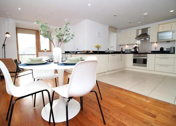 No 1 Under The Clock By Ssw - 1Br, Right In The City Centre, Sleeps 4